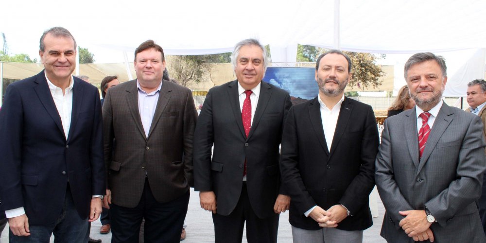 De izquierda a derecha: Alberto Cerda, Gerente de Ingeniería Norte Abierto; Kim Hackney, Director Ejecutivo Norte Abierto; Rafael Prohens, Intendente de Atacama; Mauricio Álvarez,Country Manager de Goldcorp y René Muga, Director Ejecutivo de Barrick.