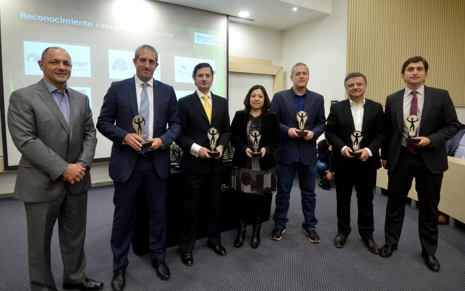 <p>René Muga, Director Ejecutivo de Barrick Chile, fue el encargado de recibir el reconocimiento en nombre de la compañía. </p>
